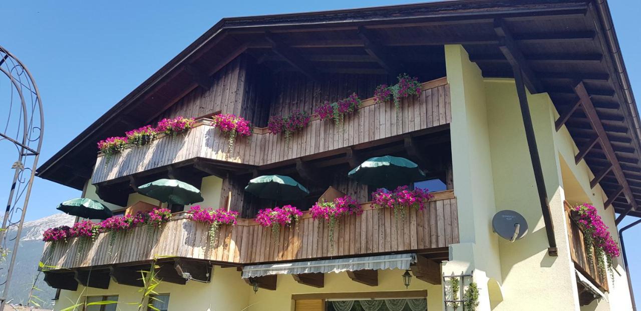 Gaestehaus Schoeneweiss Ehrwald Exterior foto
